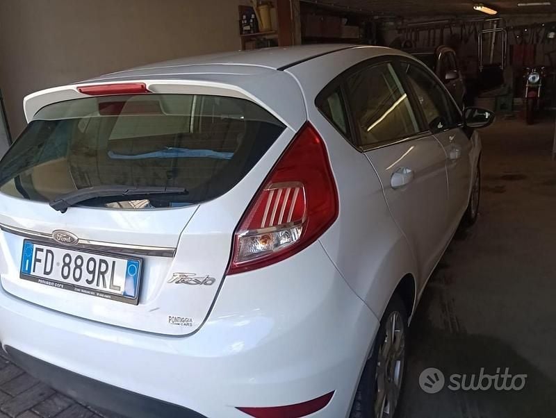 Usata Ford Fiesta 75 CV (55 kW) 2016 Bianco Utilitaria