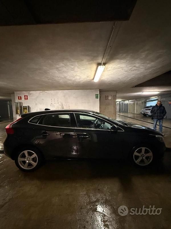 Usata Volvo V40 Kinetic 115 CV (84 kW) 2014 Nero Berlina