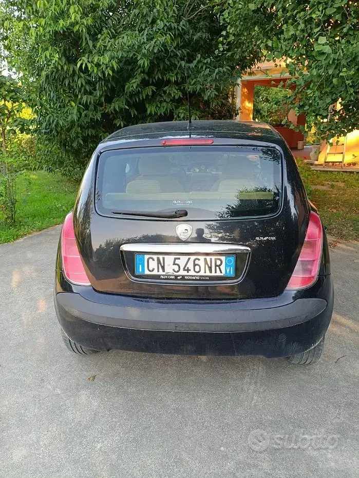 Usata Lancia Ypsilon 80 CV (58 kW) 2004 Nero Utilitaria