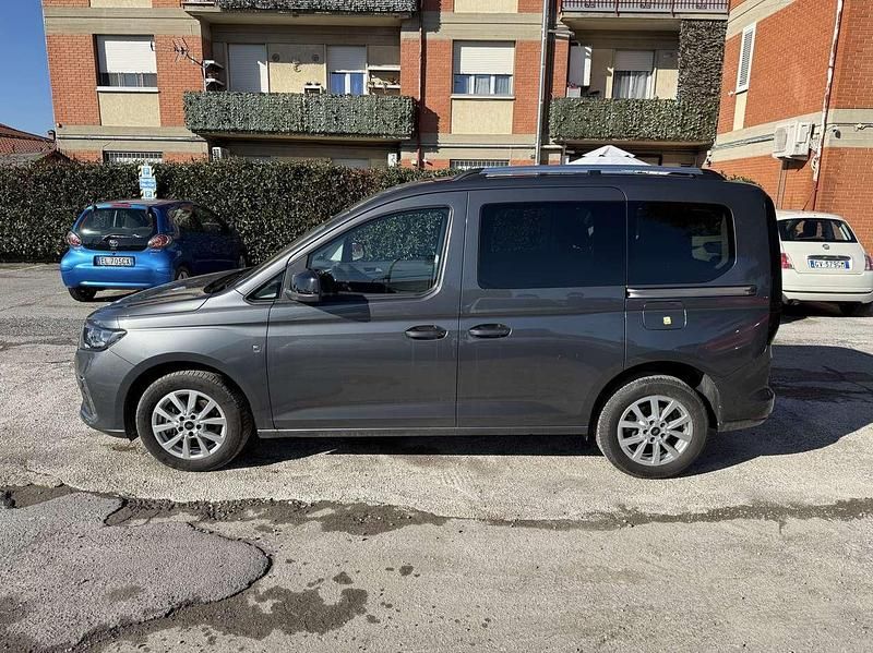 Usata Ford Tourneo Titanium 122 CV (89 kW) 2023 Magnetic grey Furgone