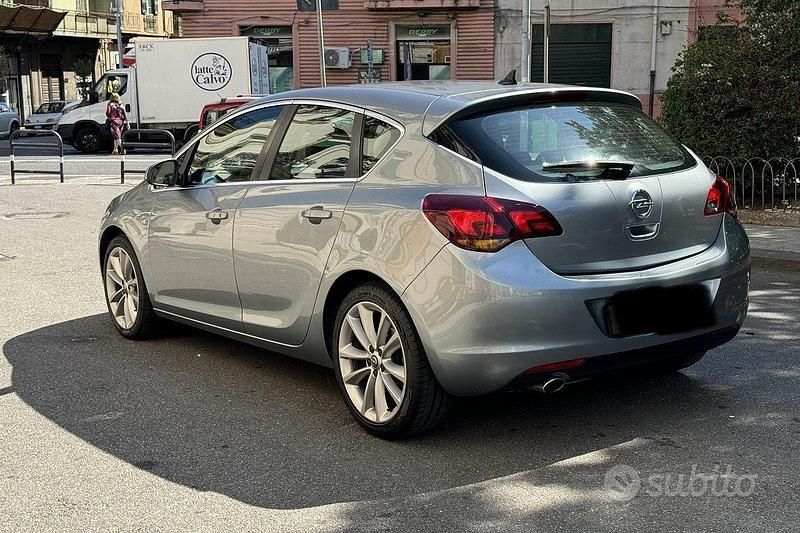 Grigio Usata 2010 Opel Astra Tre volumi | 6500 € (Molto cara) - Immagine 1/4