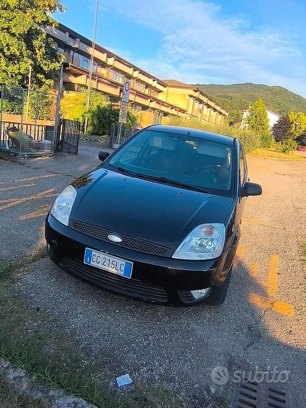 Usata Ford Fiesta 90 CV (66 kW) 2003 Nero Berlina