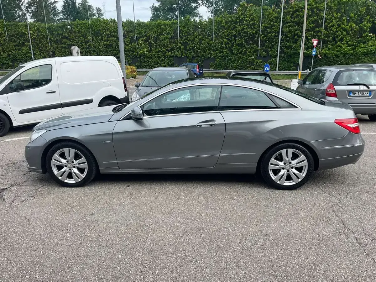 Usata Mercedes E220 170 CV (125 kW) 2011 Grigio Coupé