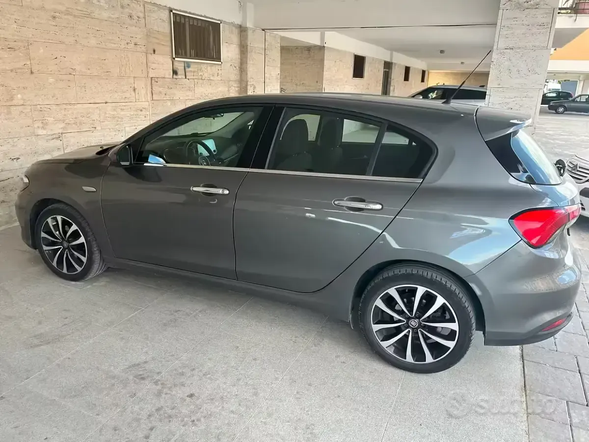Usata Fiat Tipo Lounge 120 CV (88 kW) 2017 Grigio Berlina