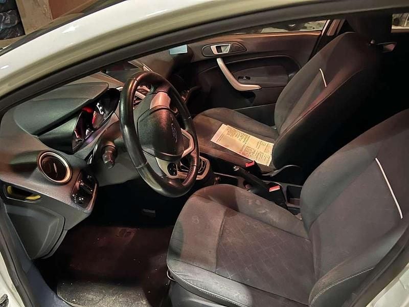 Usata Ford Fiesta 105 CV (77 kW) 2012 Bianco Utilitaria