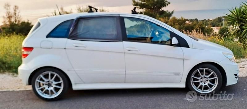 Usata Mercedes B180 Premium 2011 Bianco Monovolume