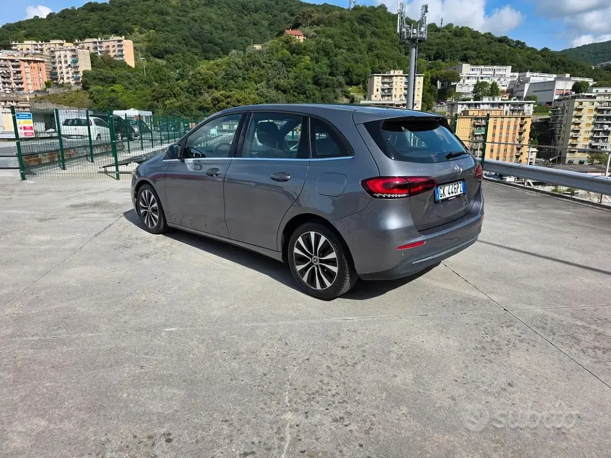 Usata Mercedes B180 Premium 116 CV (85 kW) 2022 Grigio Utilitaria