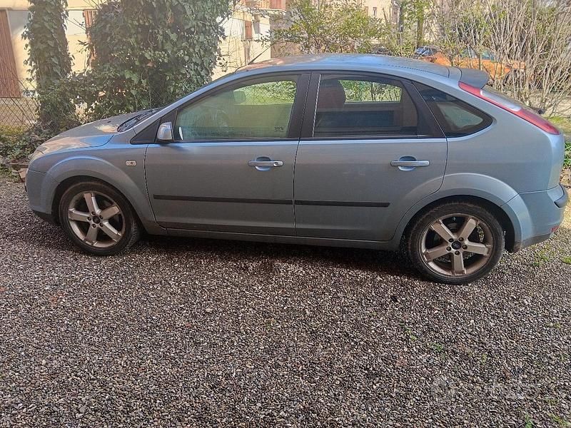 Usata Ford Focus 125 CV (91 kW) 2005 Blu Utilitaria