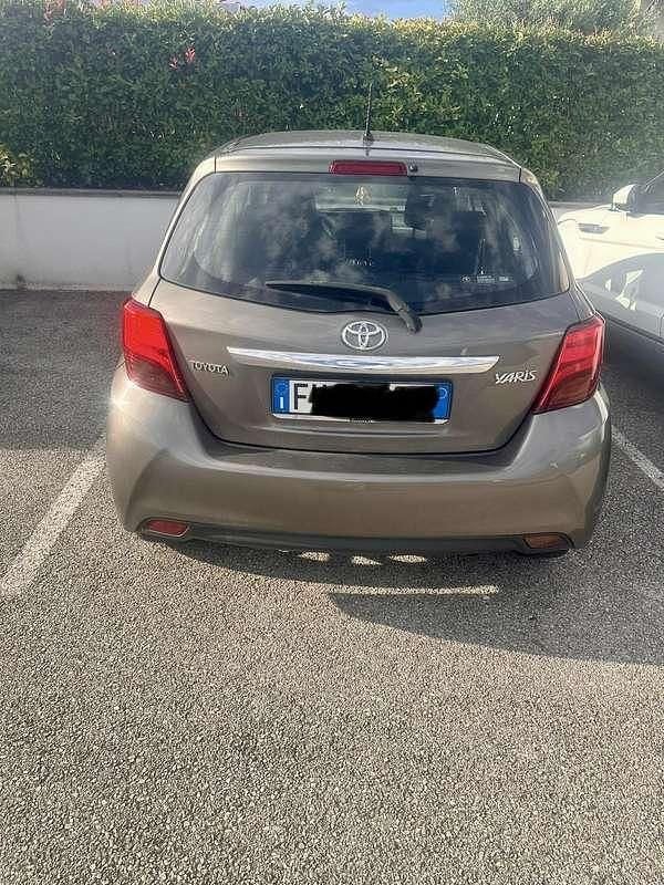 Usata 2017 Toyota Yaris Business Edition Tre volumi | 8500 € (Buon prezzo) - Immagine 1/4