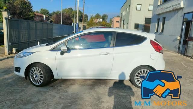 Usata Ford Fiesta Titanium 109 CV (80 kW) 2014 Bianco Utilitaria