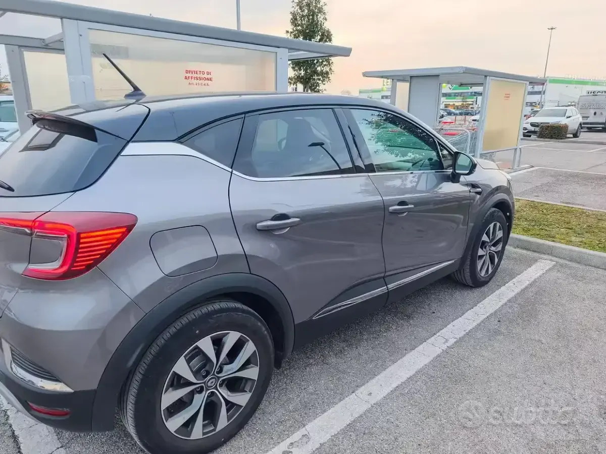 Usata Renault Captur 101 CV (74 kW) 2020 Grigio SUV