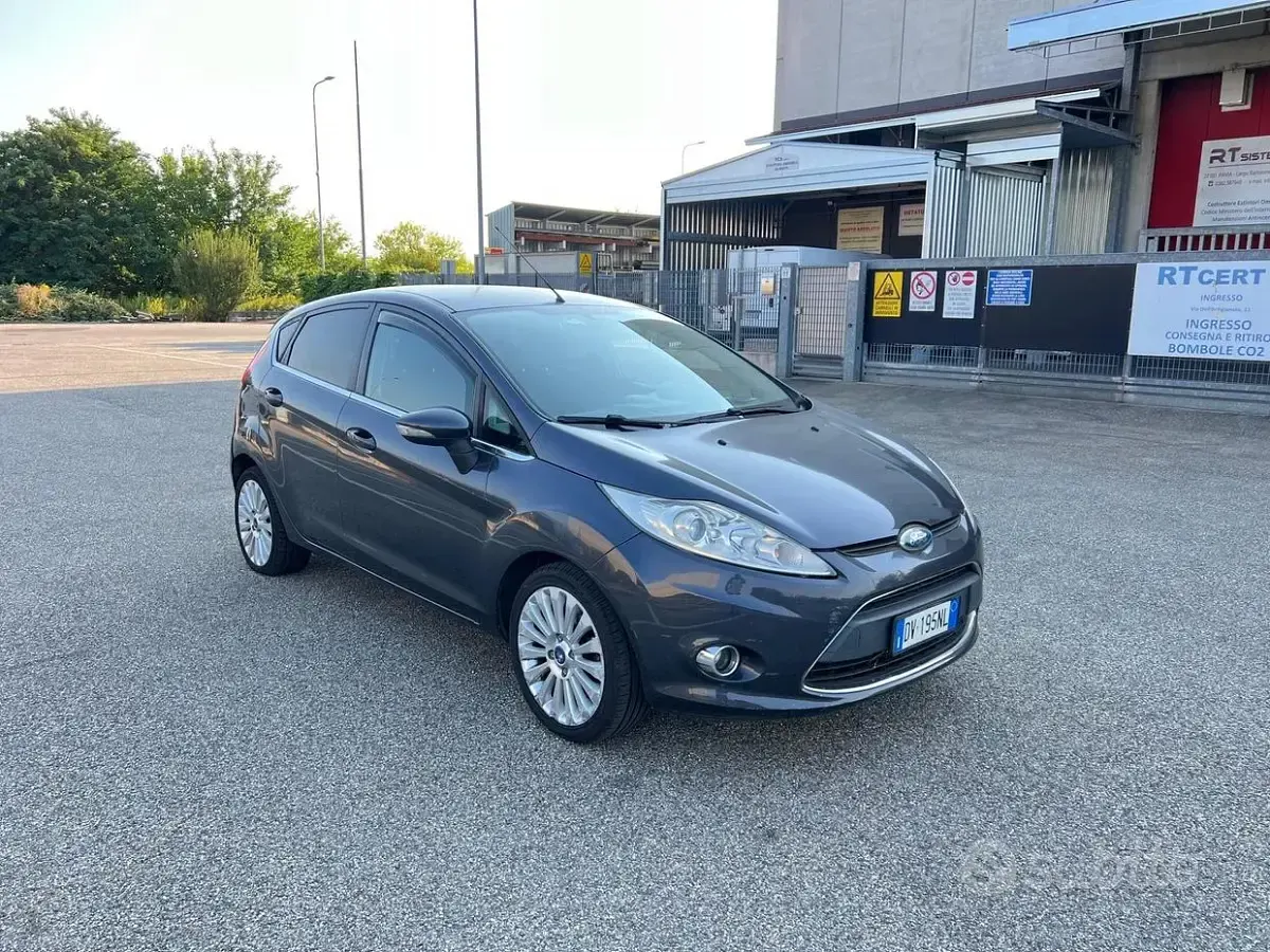 Usata Ford Fiesta Titanium 82 CV (60 kW) 2009 Grigio Berlina