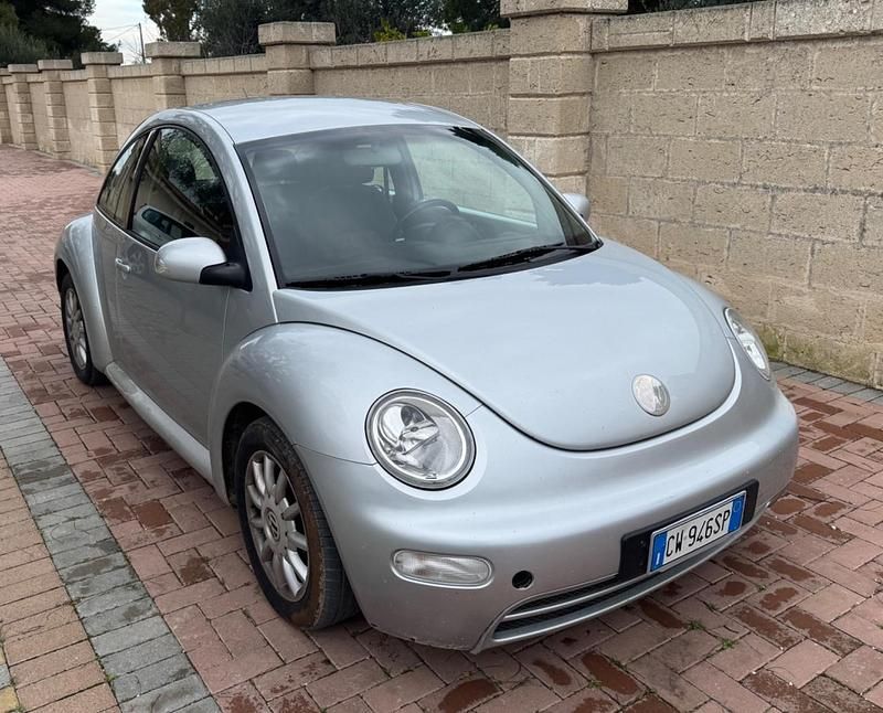 Usata VW New Beetle 104 CV (76 kW) 2005 Argento Utilitaria