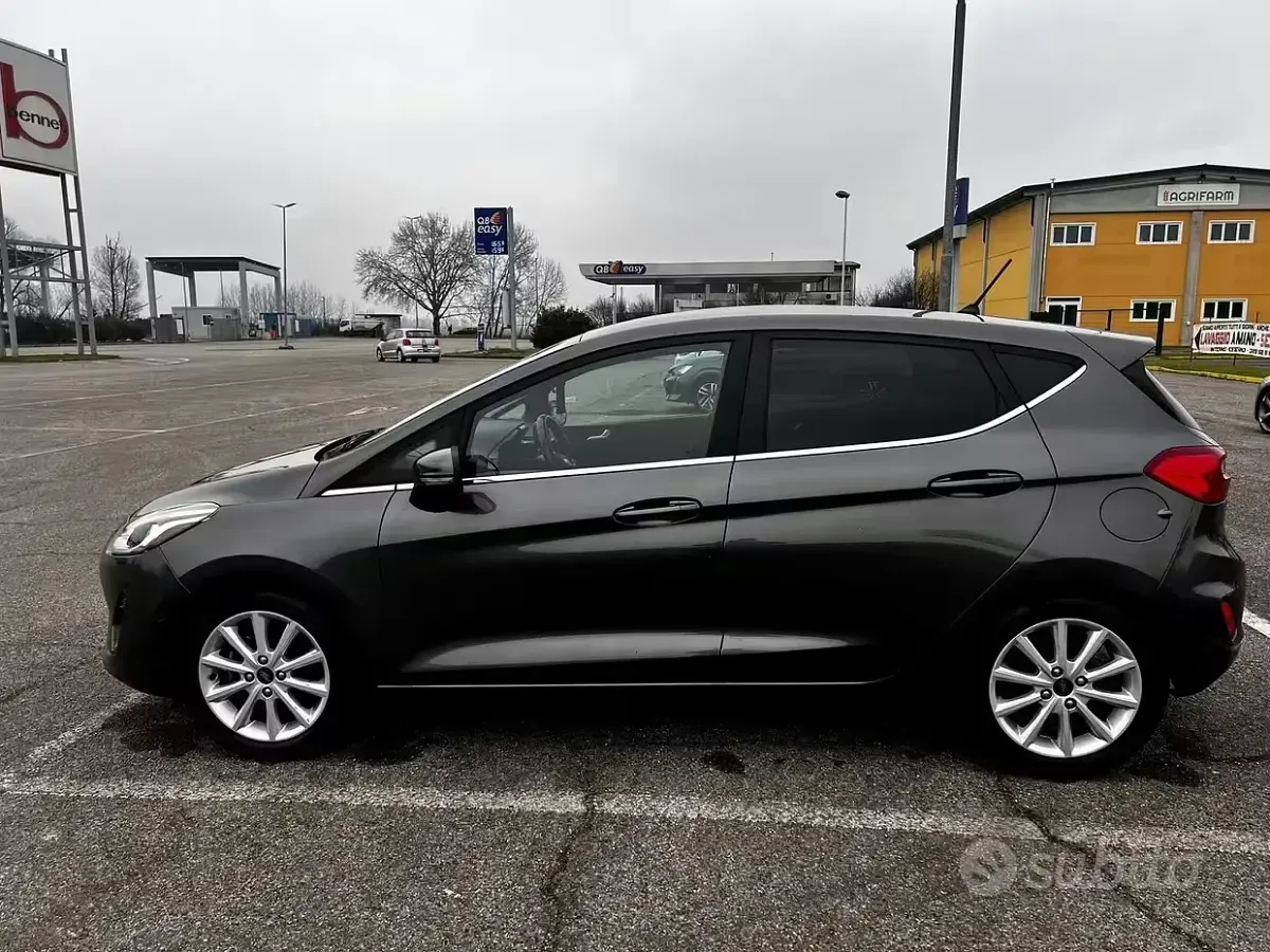 Usata Ford Fiesta Titanium 86 CV (63 kW) 2020 Grigio Utilitaria