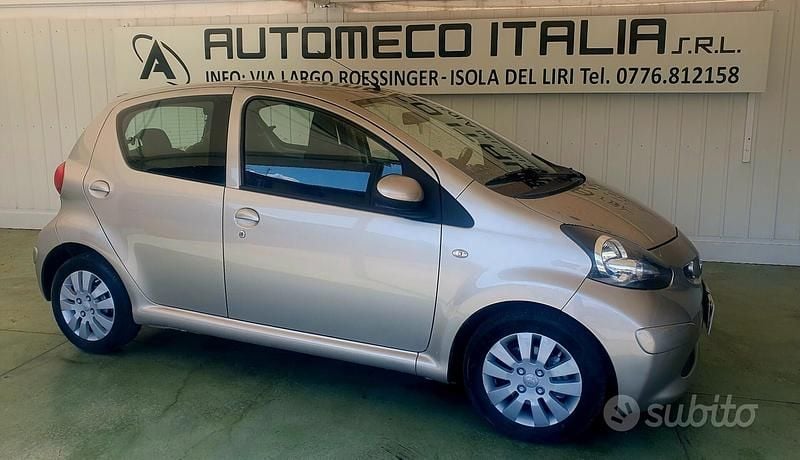 Usata Toyota Aygo Sol 67 CV (49 kW) 2008 Marrone Utilitaria