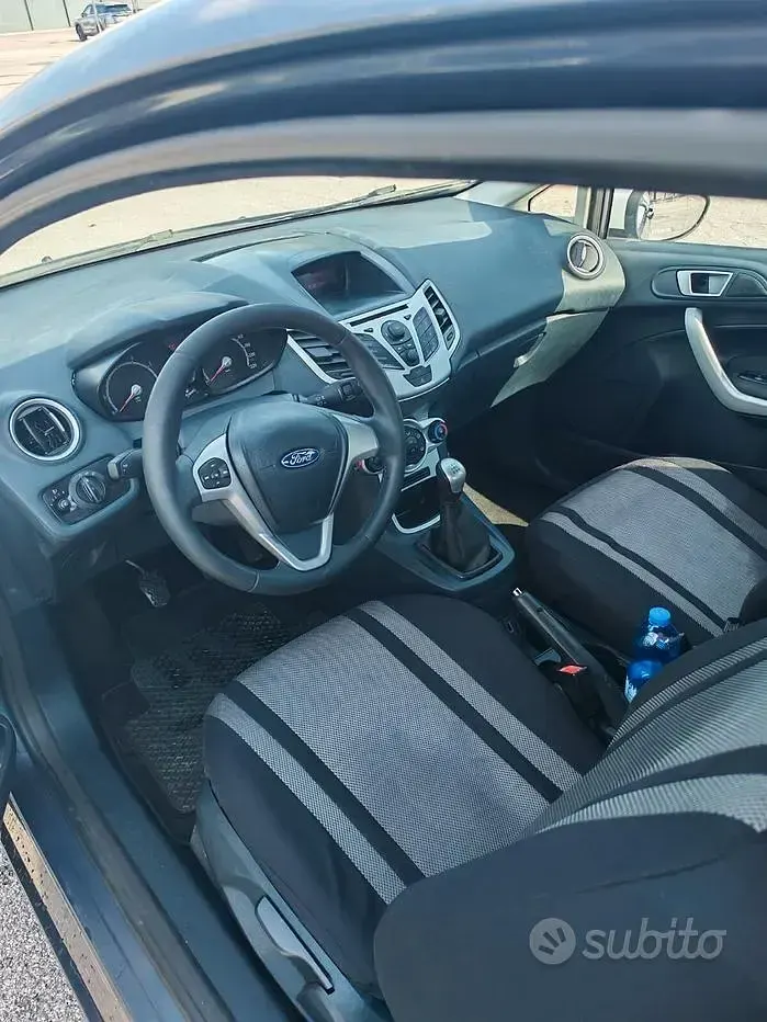 Usata Ford Fiesta 60 CV (44 kW) 2012 Grigio Berlina