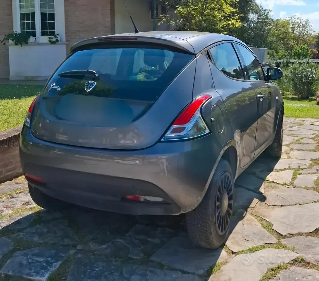 Usata Lancia Ypsilon 85 CV (62 kW) 2015 Grigio Utilitaria