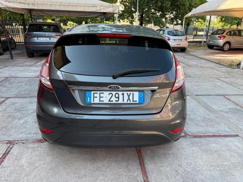 Usata Ford Fiesta Titanium 75 CV (55 kW) 2016 Grigio Utilitaria