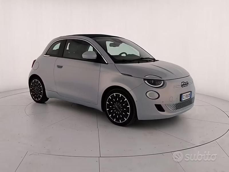 Usata Fiat 500e Passion 86 kW (118 CV) 2020 Grigio ghiacchio Cabrio