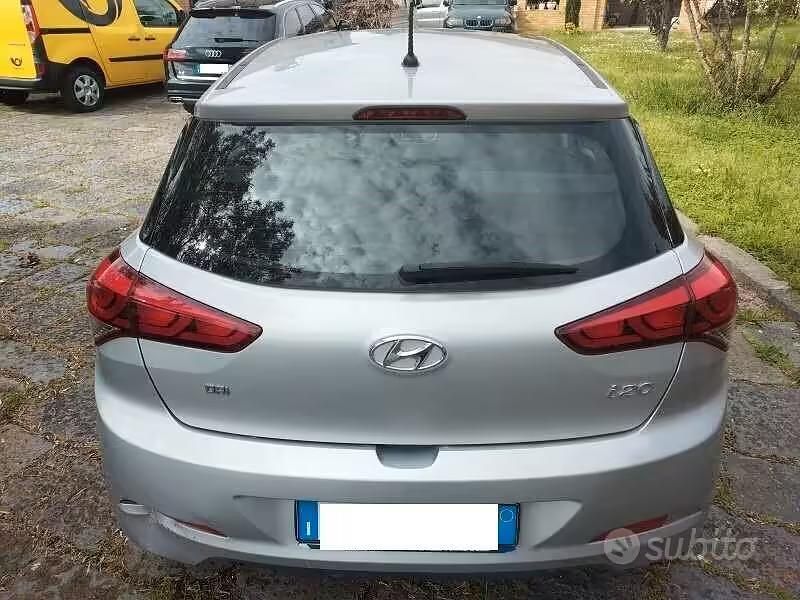 Usata Hyundai i20 Comfort 84 CV (61 kW) 2015 Grigio Berlina