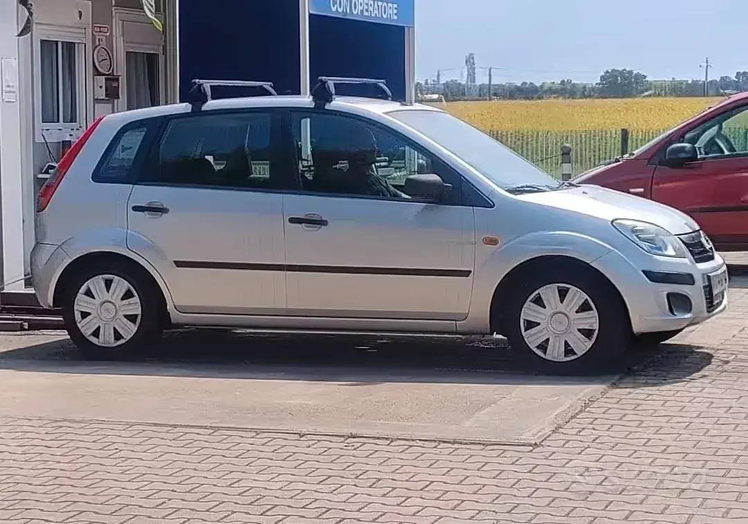 Usata Ford Fiesta 80 CV (58 kW) 2004 Grigio Utilitaria