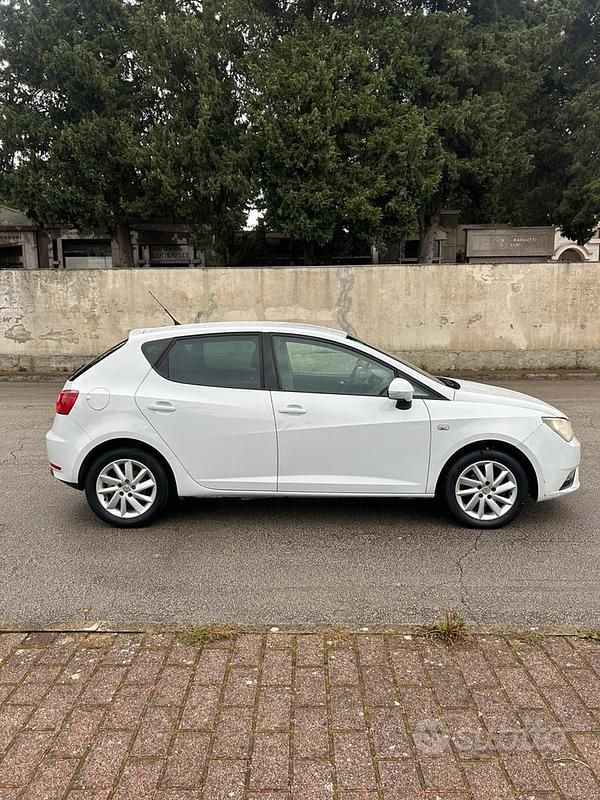 Käytetty Seat Ibiza 90 HP (66 kW) 2013 Sedan