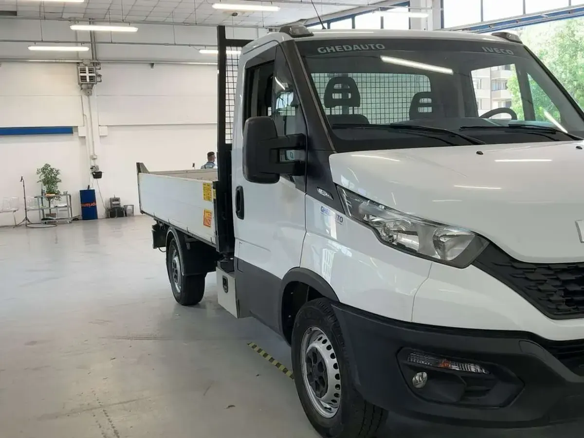 Usata Iveco Daily 116 CV (85 kW) 2022 Bianco Cabrio