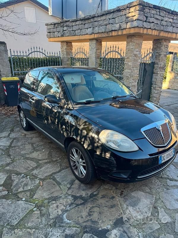 Usata Lancia Ypsilon 90 CV (66 kW) 2006 Nero Utilitaria
