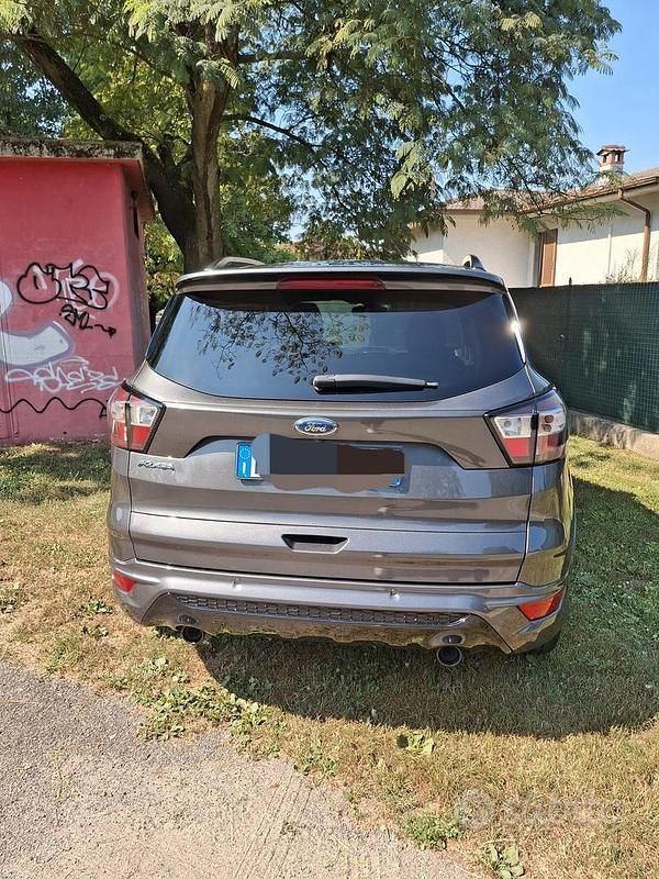 Usata Ford Kuga 150 CV (110 kW) 2017 Grigio SUV