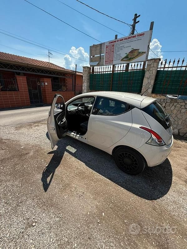 Usata Lancia Ypsilon 60 CV (44 kW) 2019 Bianco Utilitaria