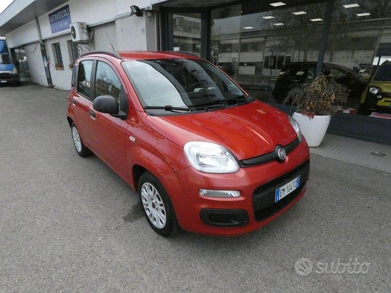 Usata Fiat Panda Lounge 69 CV (50 kW) 2012 Rosso Utilitaria