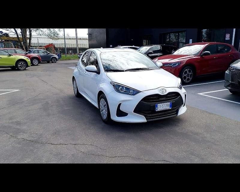 Usata Toyota Yaris Hybrid Active 92 CV (67 kW) 2025 Bianco Berlina
