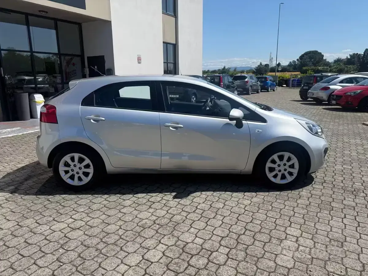 Usata Kia Rio EX 90 CV (66 kW) 2012 Grigio Berlina