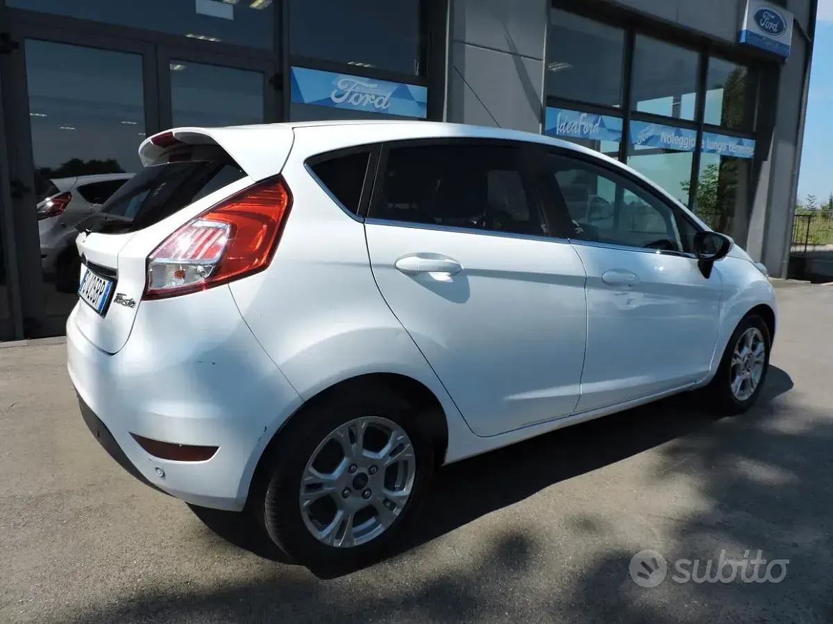Usata Ford Fiesta Titanium 75 CV (55 kW) 2016 Bianco Utilitaria