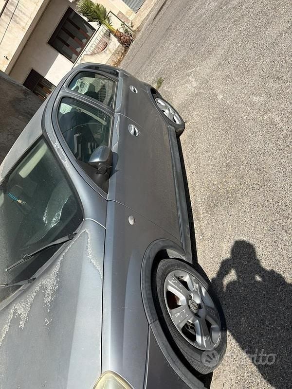 Usata Opel Corsa 75 CV (55 kW) 2005 Grigio Utilitaria