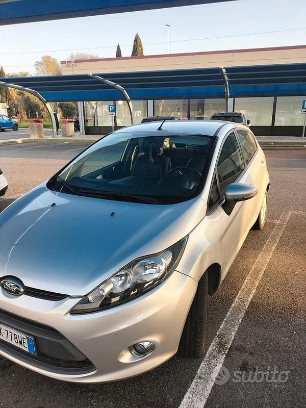 Usata Ford Fiesta 80 CV (58 kW) 2012 Grigio Utilitaria