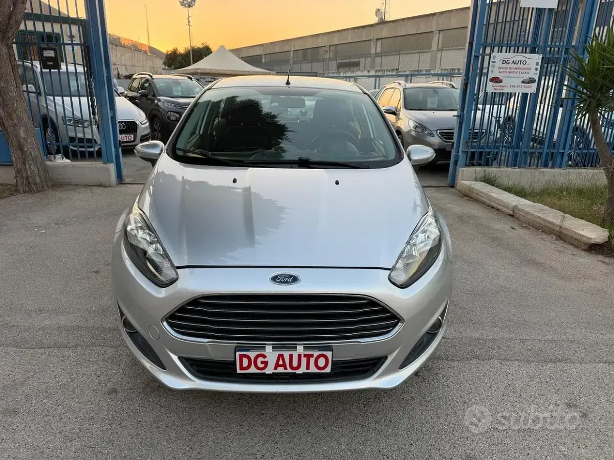 Usata Ford Fiesta 60 CV (44 kW) 2014 Grigio Utilitaria