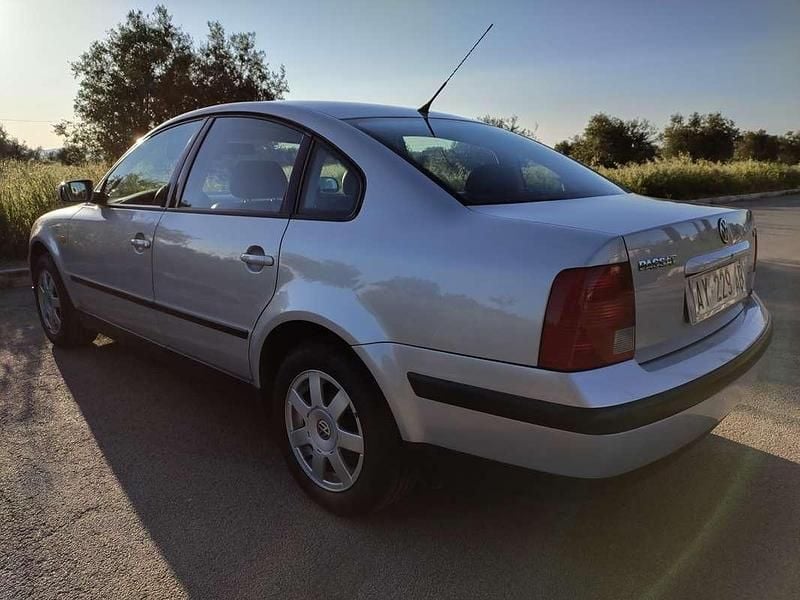 Usata VW Passat Highline 150 CV (110 kW) 1998 Argento Berlina