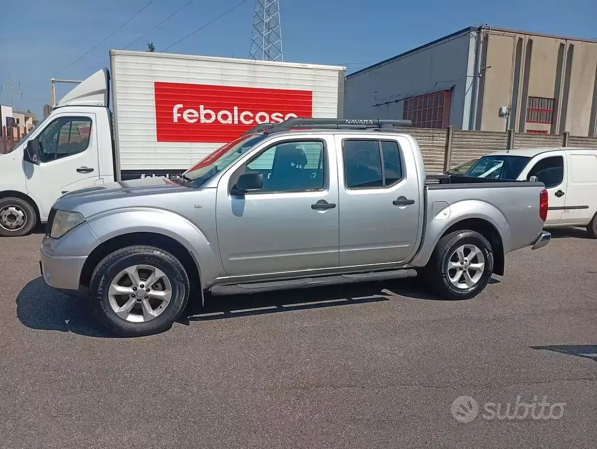 Usata Nissan Navara 174 CV (127 kW) 2005 Grigio Pick-up