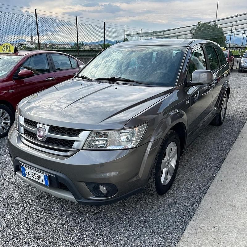 Grigio Usata 2011 Fiat Freemont SUV | 6300 € (Buon prezzo) - Immagine 1/4