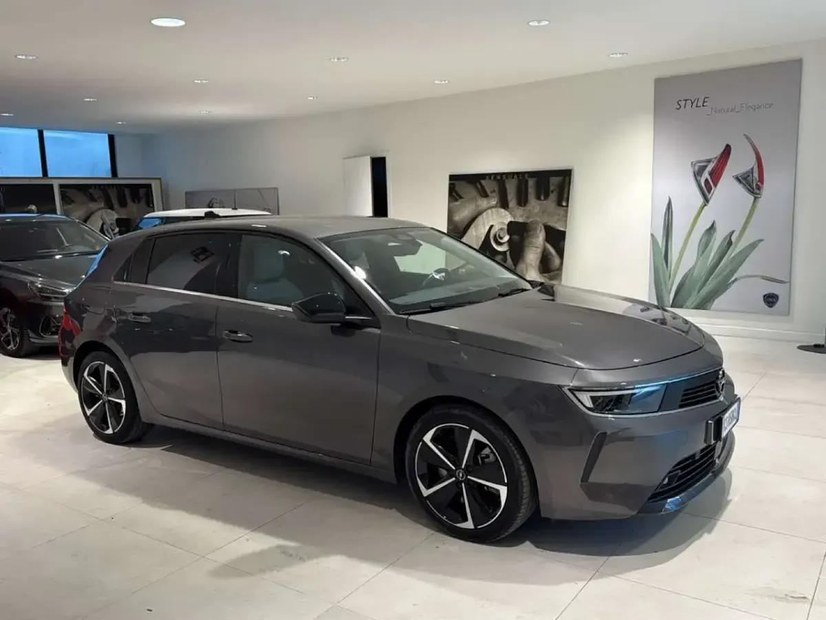 Usata Opel Astra Elegance 150 CV (110 kW) 2023 Grigio Utilitaria