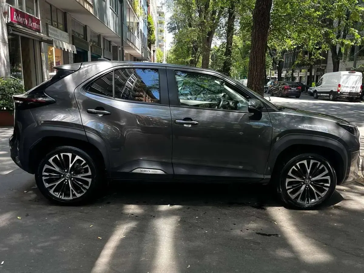 Usata Toyota Yaris Cross Lounge 92 CV (67 kW) 2022 Grigio SUV