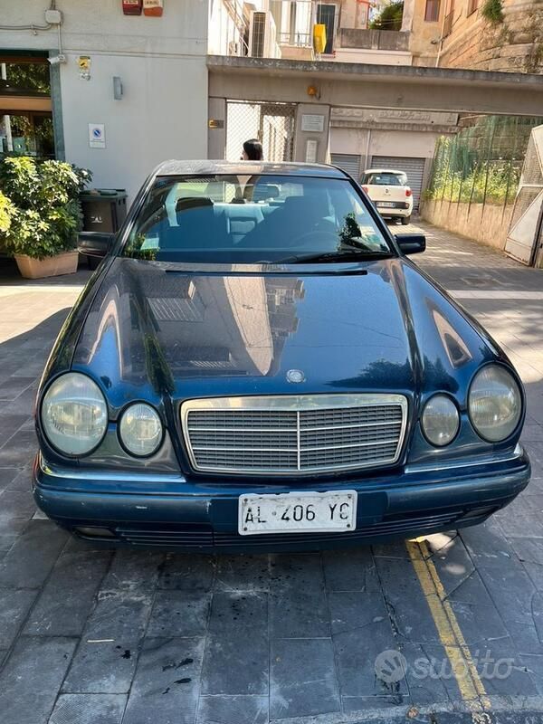 Blu Usata 1997 Mercedes E200 Elegance Tre volumi | 3000 € - Immagine 1/4