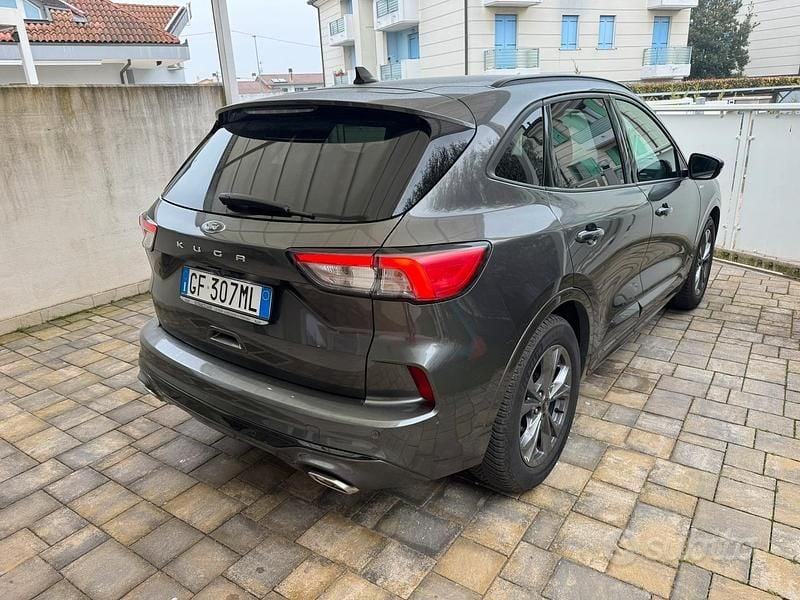 Usata Ford Kuga 150 CV (110 kW) 2021 Grigio SUV