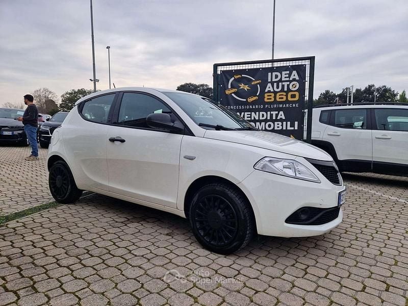 Usata Lancia Ypsilon Silver 69 CV (50 kW) 2021 Bianco Utilitaria