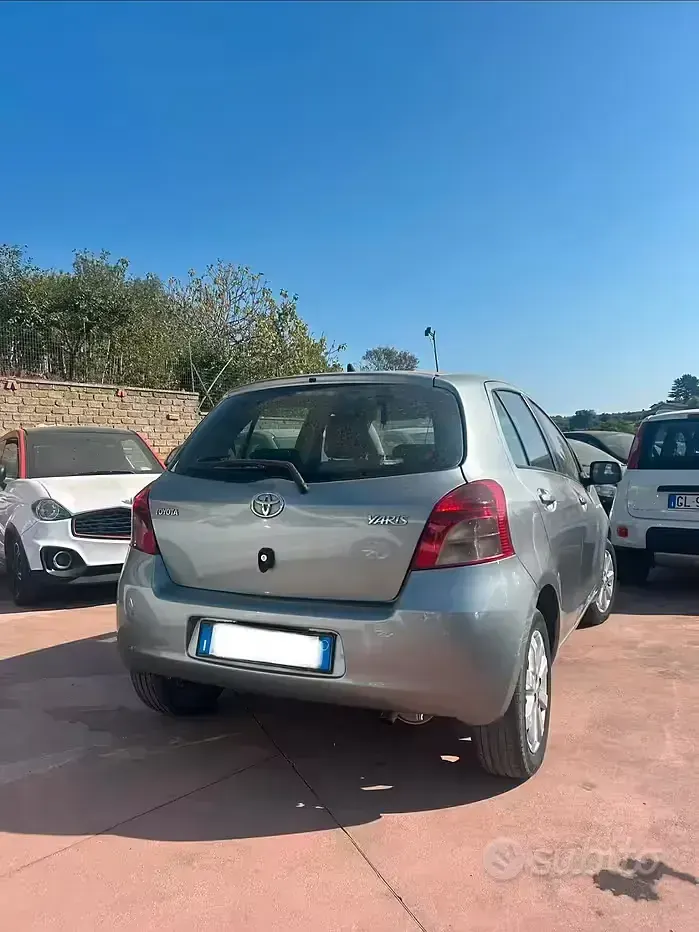 Usata Toyota Yaris 87 CV (63 kW) 2008 Grigio Utilitaria