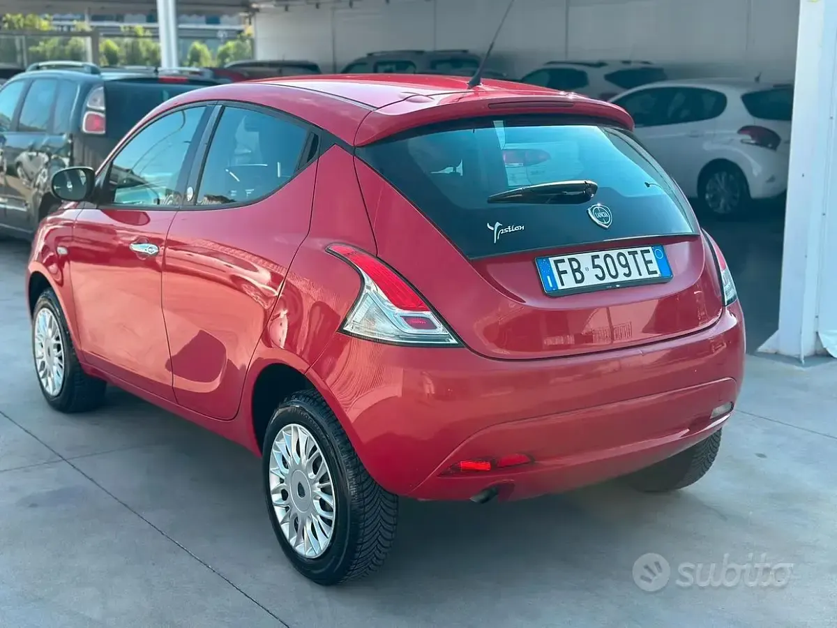 Usata Lancia Ypsilon 80 CV (58 kW) 2015 Rosso Utilitaria