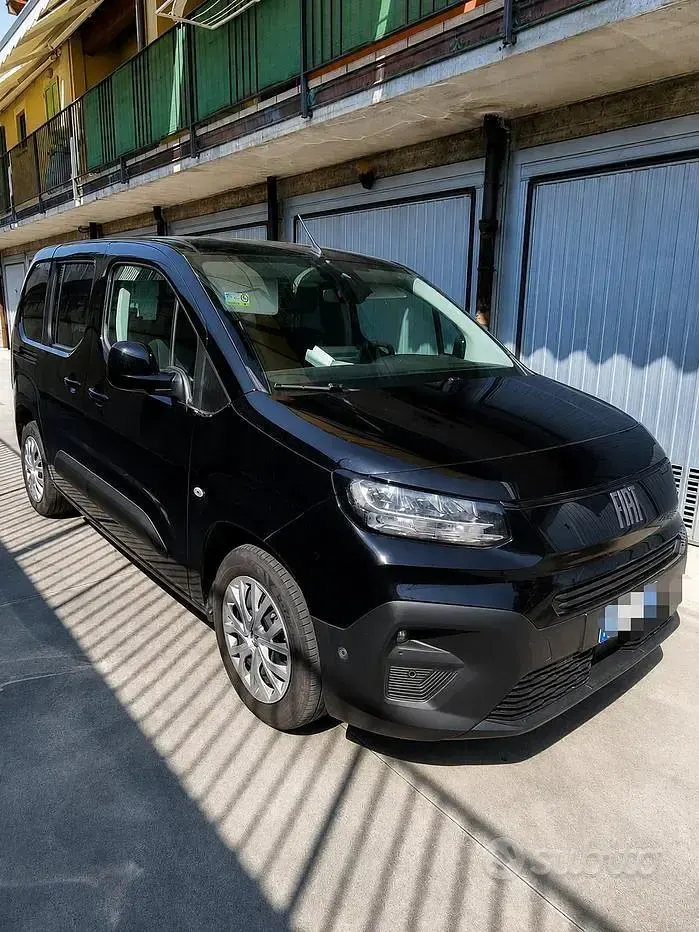 Usata Fiat Doblò 102 CV (75 kW) 2024 Nero Monovolume