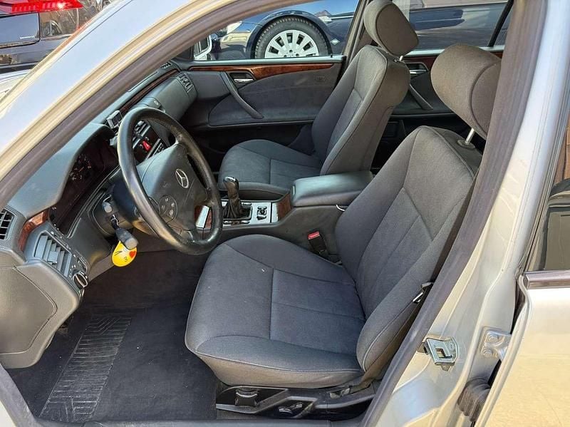 Usata Mercedes E270 Avantgarde 170 CV (125 kW) 2002 Argento Berlina