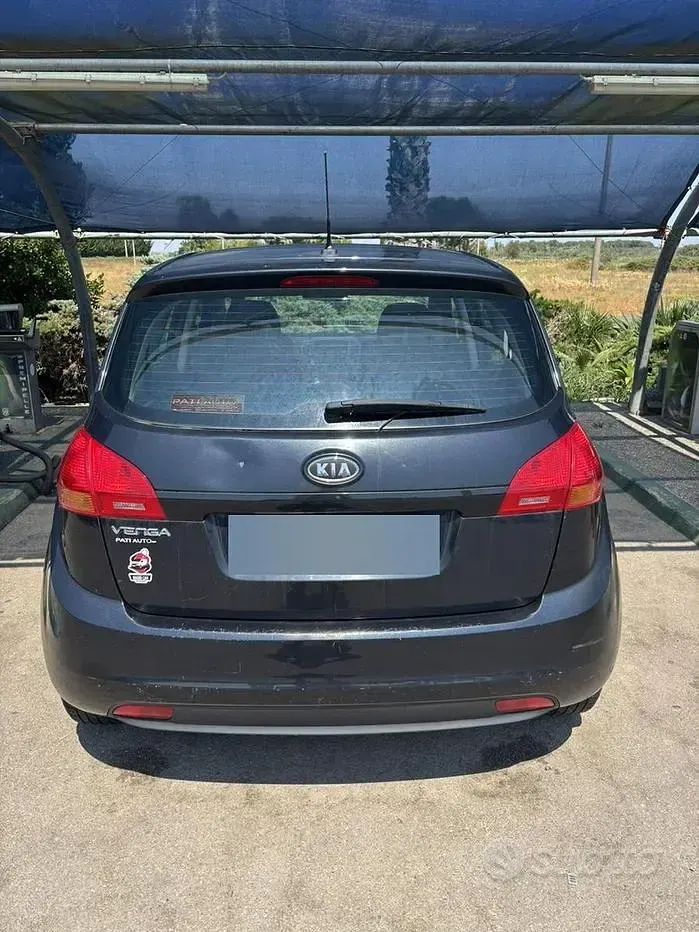 Usata Kia Venga 90 CV (66 kW) 2011 Nero Utilitaria